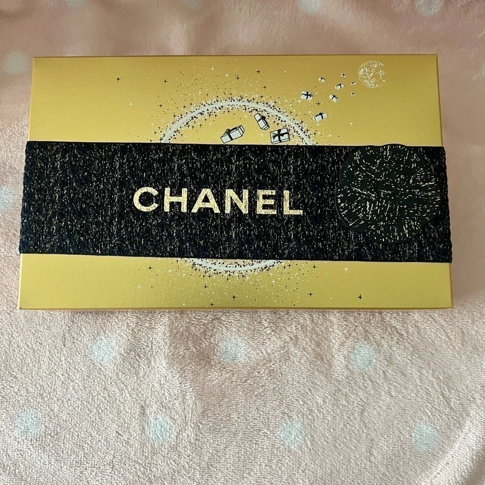 CHANEL• Eye Essential Set Holiday Gift set